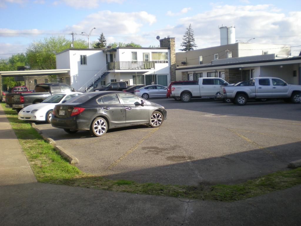 Motel Seigneurie De Vaudreuil Екстериор снимка
